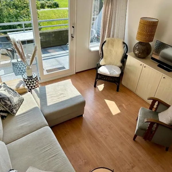 Zilt - Licht appartement Ameland met balkon en zwembad, отель в городе Холлум