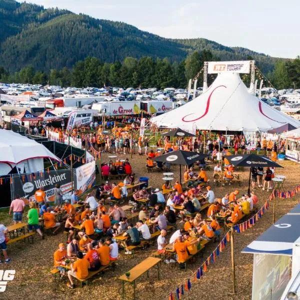 RacingTours RaceCamp - Spielberg, hotel v destinaci Spielberg