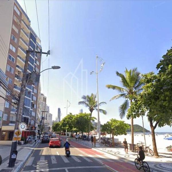 Prédio de frente para o mar garagem pé na areia