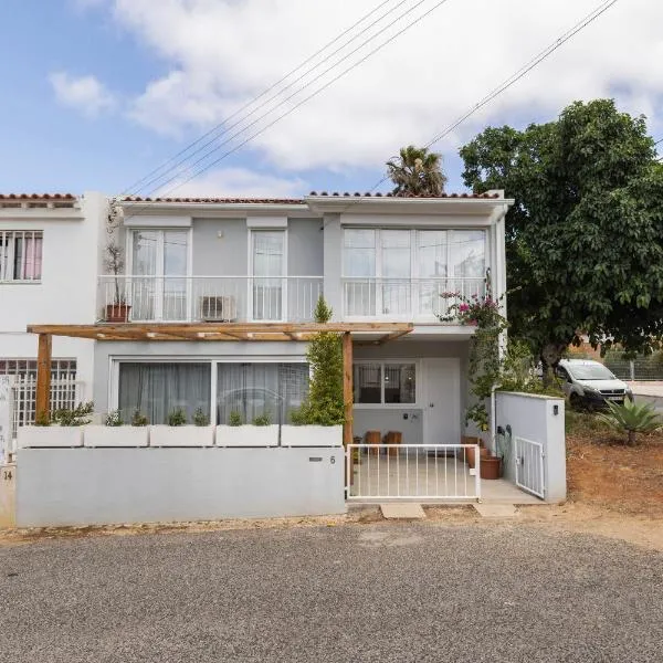 Carcavelos Sunny Retreat by LovelyStay, hotelli kohteessa Carcavelos