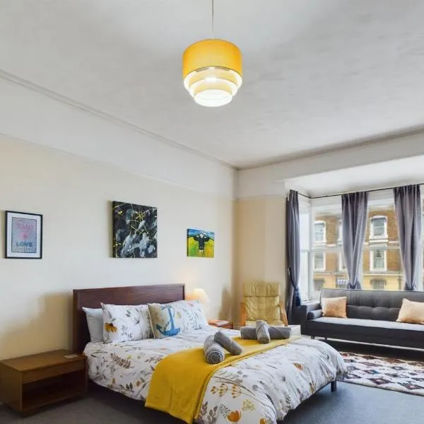 Ocean view double with ensuite, with access to private garden and bike store, hotel v destinaci Margate
