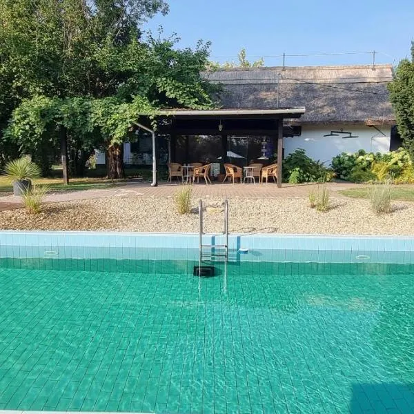 Cottage 2 im Natur-Resort Pool, Schwimmteich & Sauna, hotel in Kiskunmajsa