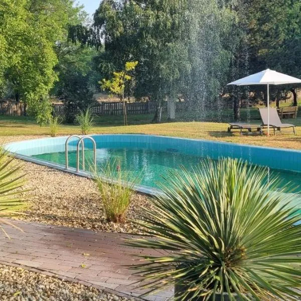 Cottage 2 im Natur-Resort Pool, Schwimmteich & Sauna, hotel in Kiskunmajsa
