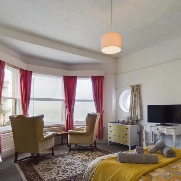 Spectacular sea view double, with exclusive bathroom & use of patio and bike store, hotel v destinaci Margate