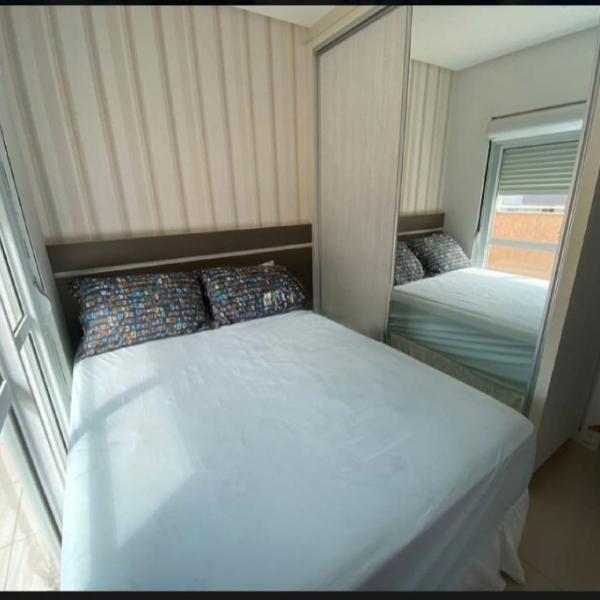 Quarto, o banheiro é de uso exclusivo do hóspede e fica localizado no corredor , piscina compartilhada, não é o apartamento inteiro, somente o quarto