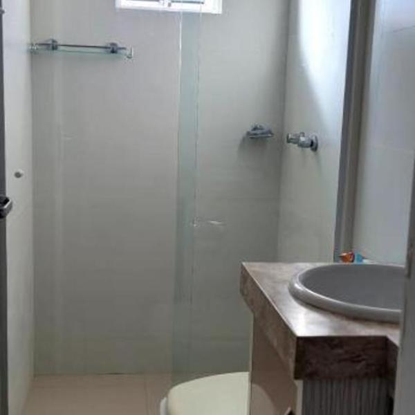 Quarto, o banheiro é de uso exclusivo do hóspede e fica localizado no corredor , piscina compartilhada, não é o apartamento inteiro, somente o quarto - Foto 4