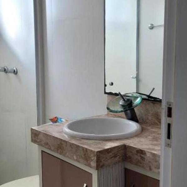 Quarto, o banheiro é de uso exclusivo do hóspede e fica localizado no corredor , piscina compartilhada, não é o apartamento inteiro, somente o quarto - Foto 3