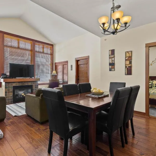 Settler's Crossing #56 ski-in ski-out condo with private hot tub, hotel in Sun Peaks