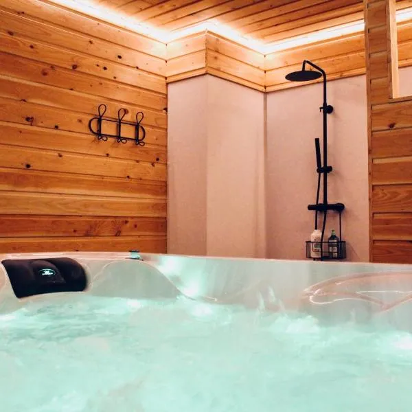 Duplex accès jacuzzi illimité M, hotel in Villedieu-les-Poêles