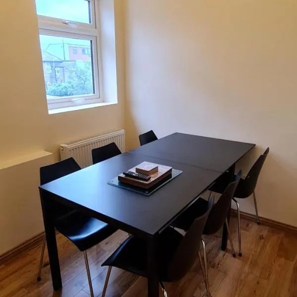 London Luxury 3 bedroom large apartment, aircon, free parking, station 4 mins walk, hotel in Ilford