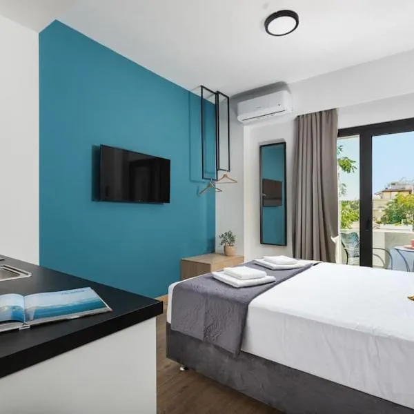 The Meta Stay - Sunny Getaway with Rooftop Access, hotelli Ateenassa
