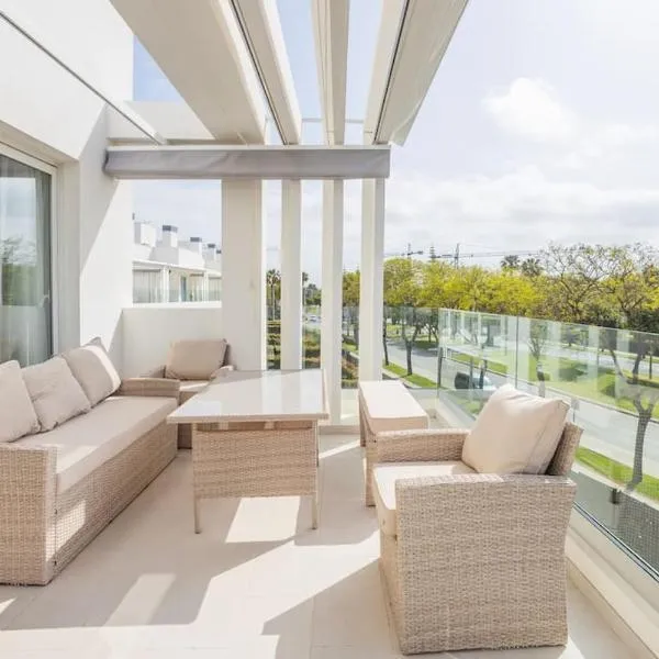 Luxury Beach Townhouse Retreat, hotel in Cádiz