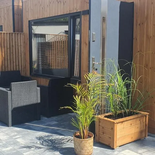 Nowe, klimatyzowane Słoneczne Domki Pustkowo 1 minuta od morza, hotel v destinaci Pustkowo