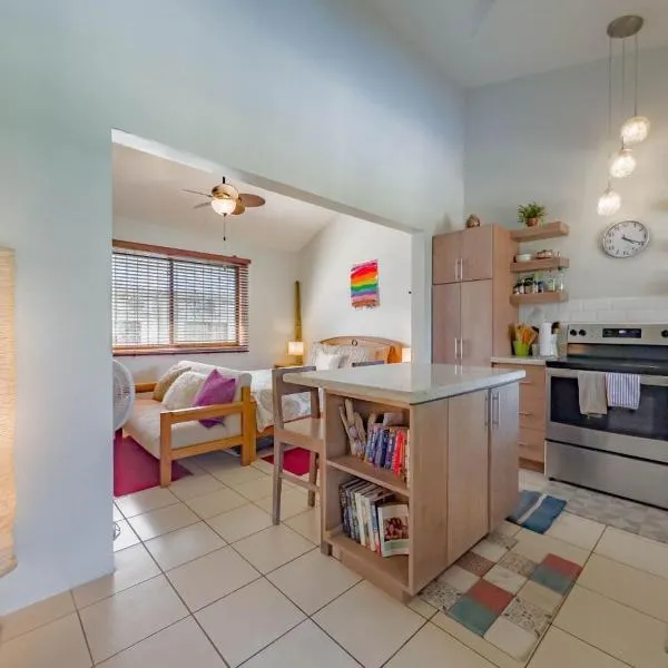 Emerald Haven Second Floor Studio Mins From Beach, hotel v destinaci Coco