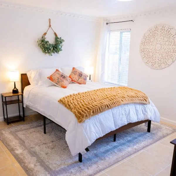 Charming Cute Home, hotel in Bakersfield