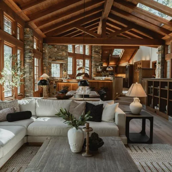 Stone House by Casa Oso, hot tub, 43 private acres with hiking trails, ξενοδοχείο σε Μαριπόζα