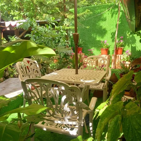 Hidden Tourist Inn, מלון בממבג'או