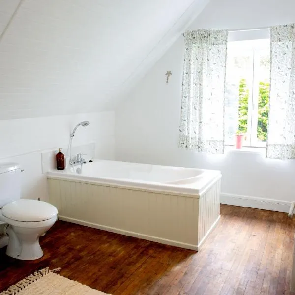 Chambre privée à la campagne avec deux lits doubles petit déjeuner inclus, hotel v destinaci Laniscat