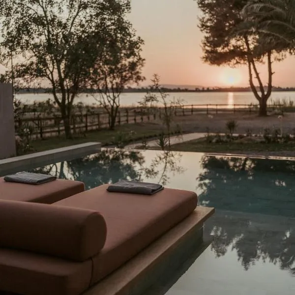 Pure Beachfront Villa with Pool, hotel v destinaci Vourvourou