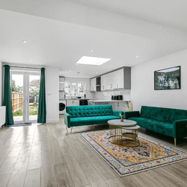 Spacious Detached House with 7 Beds Includes Ping Pong and Pool Table Sleeps 14 Free Parking, hotel v mestu Feltham