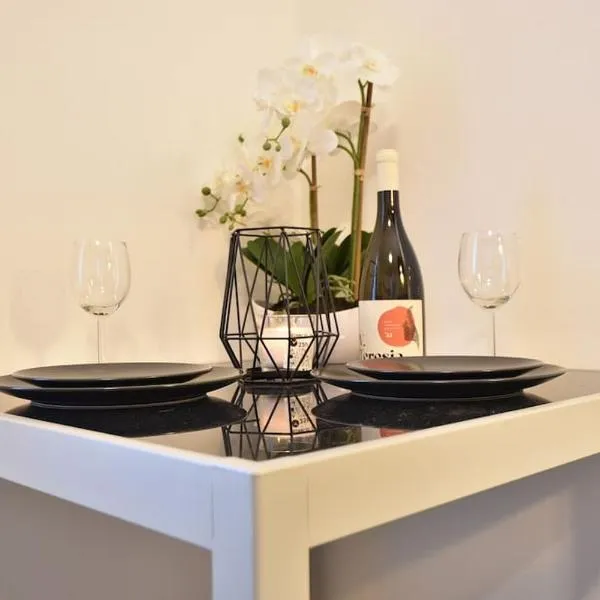 Cosy new apartment in calm area near merano, hotel in Plaus