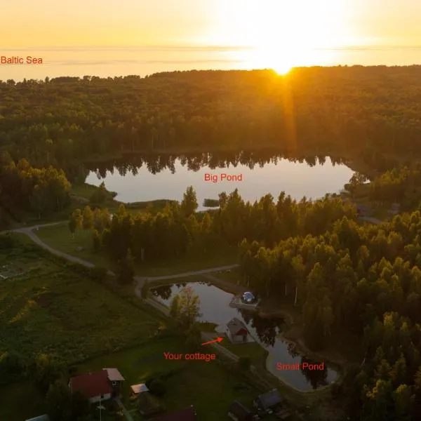 Lakefront cottage 10 min walk from Baltic Sea, hotel v mestu Tūja