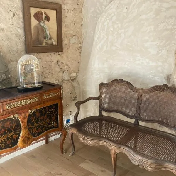 Perche King's Bedroom in maison nomade chic, hotel v destinácii Cour-Maugis-sur-Huisne