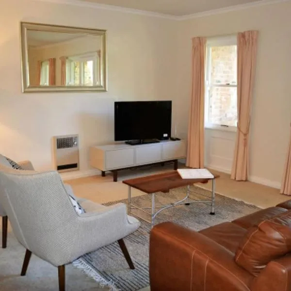 Spacious 2BR Heritage a few metres from the City - Hosted by Canstay, hotel em Camberra
