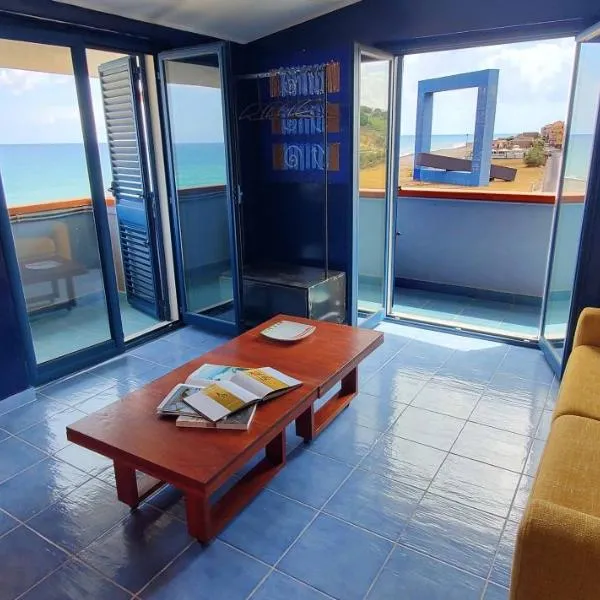 Atelier sul Mare Suite d'Autore – hotel w mieście Santo Stefano di Camastra