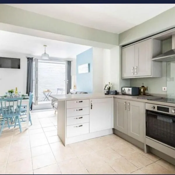 Seabreeze Pet friendly 3 bedroom house by the sea, hotel i Gorleston-on-Sea