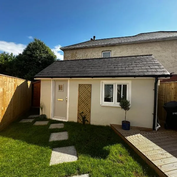 Peaceful southbourne studio - pets welcome, hotel v destinaci Bournemouth