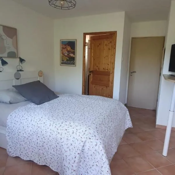 Chambre Studette indépendante, hotel en Briançon