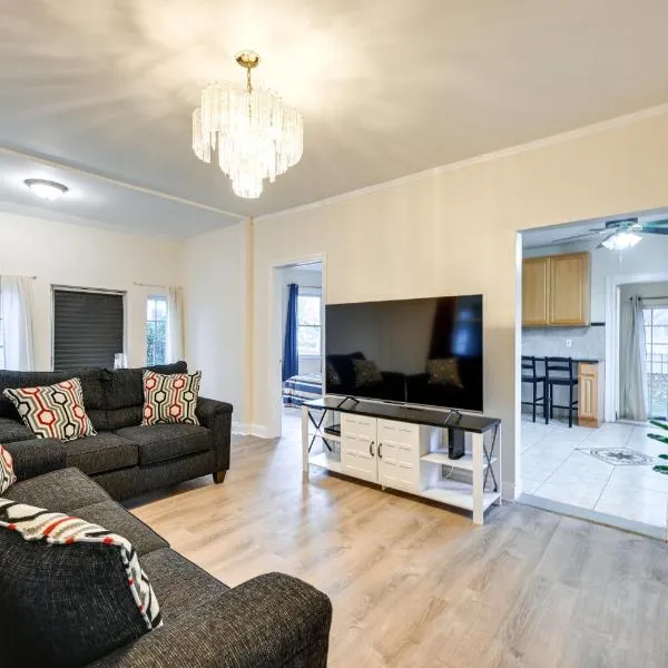 Charming Long Island Home with Fenced Yard!, hotel v destinaci Freeport