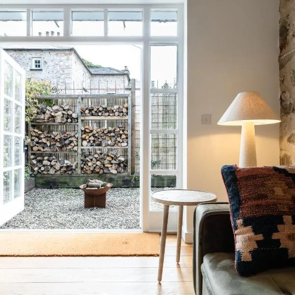 Hideout - STAY LAGOM, hotel in Ballycastle