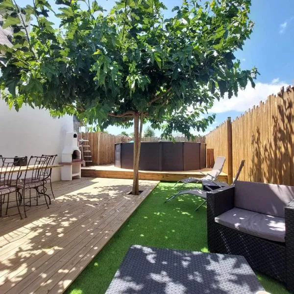 Maison Bretonne avec piscine, hotel em Marzan