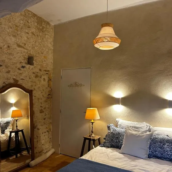 Perche QUEEN's Bedroom in MaisonNomadeChic, Hotel in Cour-Maugis-sur-Huisne