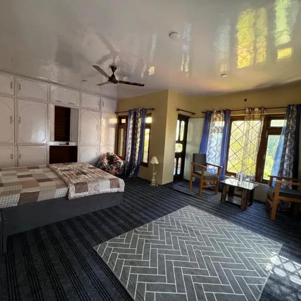 Maqsoom Villa I Entire Villa Near Srinagar Airport and Dal Lake I 4 BR, hotel din Srinagar