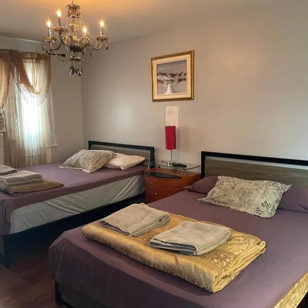 Self service small breakfast, 2 double beds private room, hotel v Montrealu