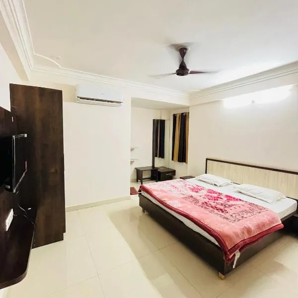 Hotel Chandram - 450mtr I 10min walking from ShreeNath Ji temple Nathdwara 966o9o1oo6, hotel v destinaci Nathdwara