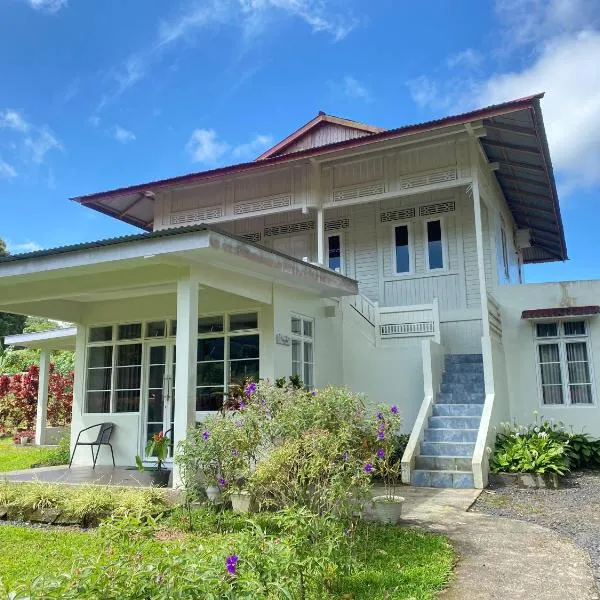 A beautiful and Spacious Rumah Manado 2 Bedrooms with Bathrooms Villa Marion Tomohon, hotel v destinaci Tomohon
