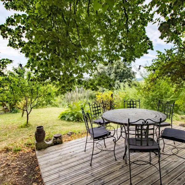 Gite des Bois du Charme, hotel v destinaci Chalais