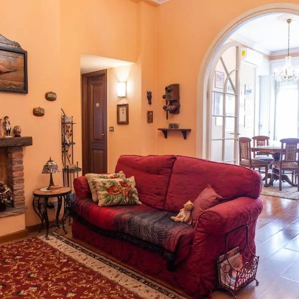 [Duomo walking distance] elegant flat with view, hotel in Milan