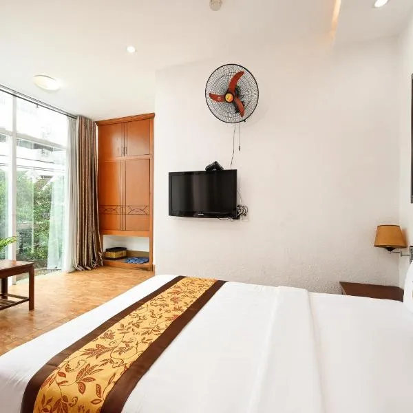 Queen Hotel Saigon Airport، فندق في مدينة هوشي منه