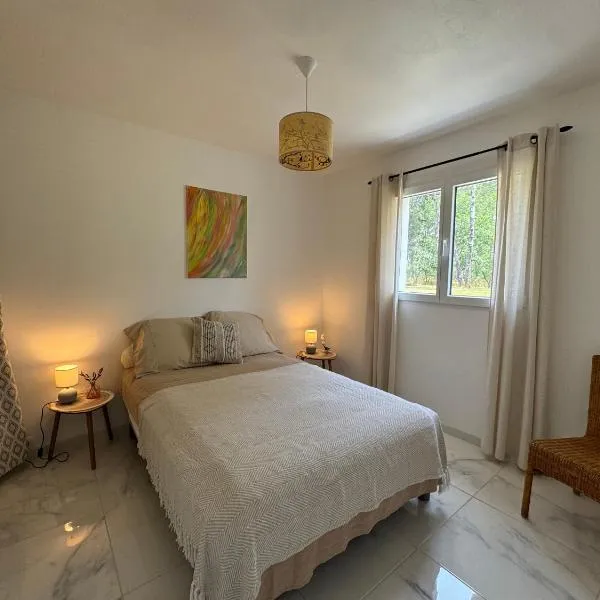 Maison 4 personnes avec piscine, hotel in Bourriot-Bergonce