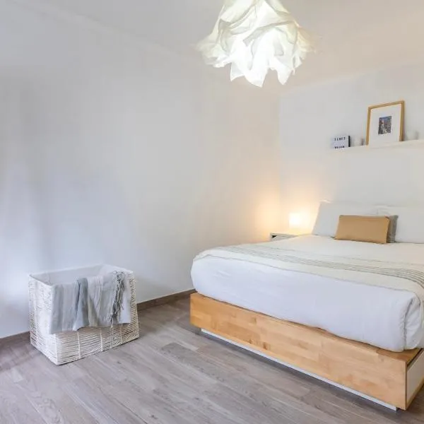 Cozy Retreat with Patio Near Sintra by LovelyStay, hotel i Colares