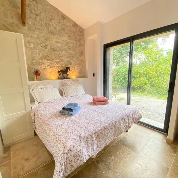 LODGE avec kitchinette terrasse et jardin privé clos, hotel v destinaci Lasserre