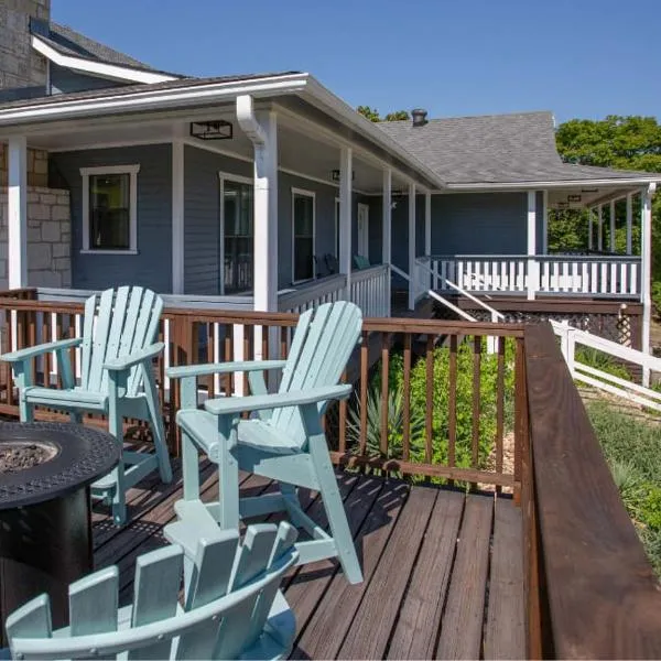 Large patio and hot tub near wine country, hotel v destinaci Fredericksburg