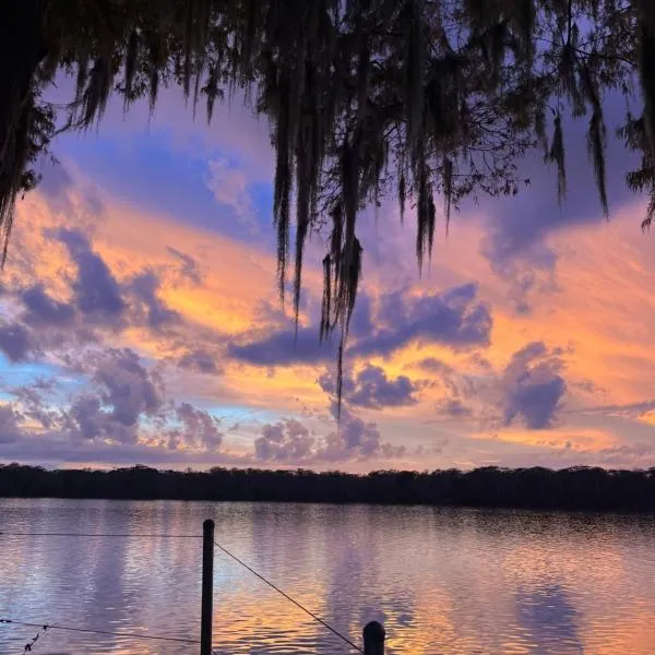 Stegbone's Fish Camp and Resort, hotel in Satsuma