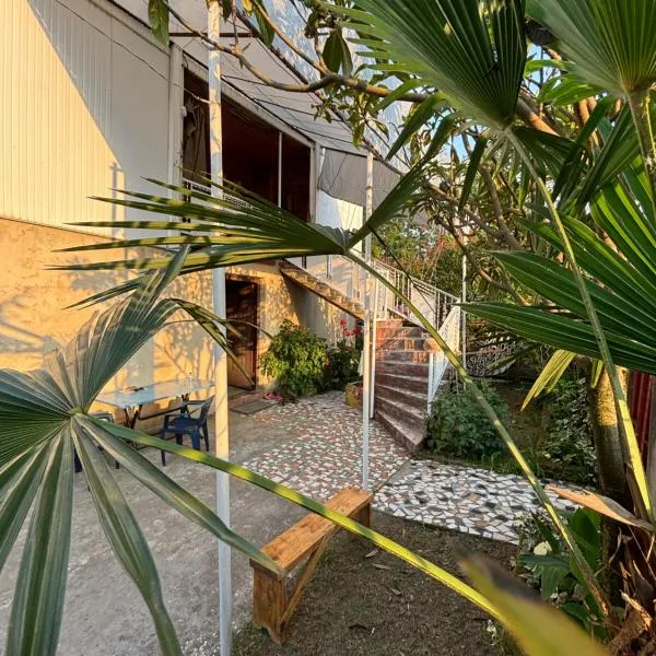 Guest house Bee, hotel v destinaci Ureki