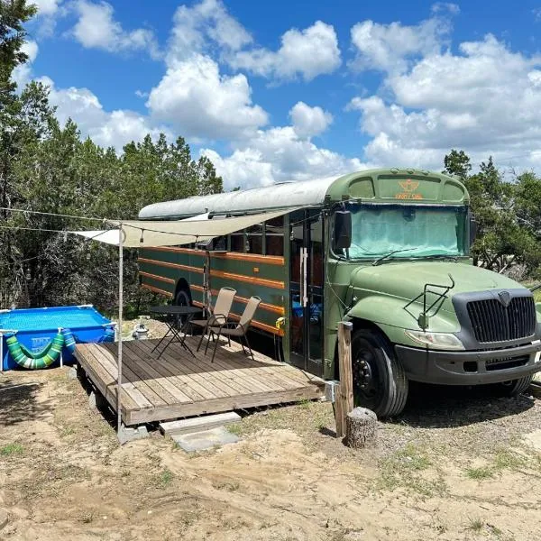 Night Owl Bus-Romantic Dripping Springs Retreat with Pool, Fast Wi-Fi & Scenic 10-Acre Views, hotel v destinaci Dripping Springs